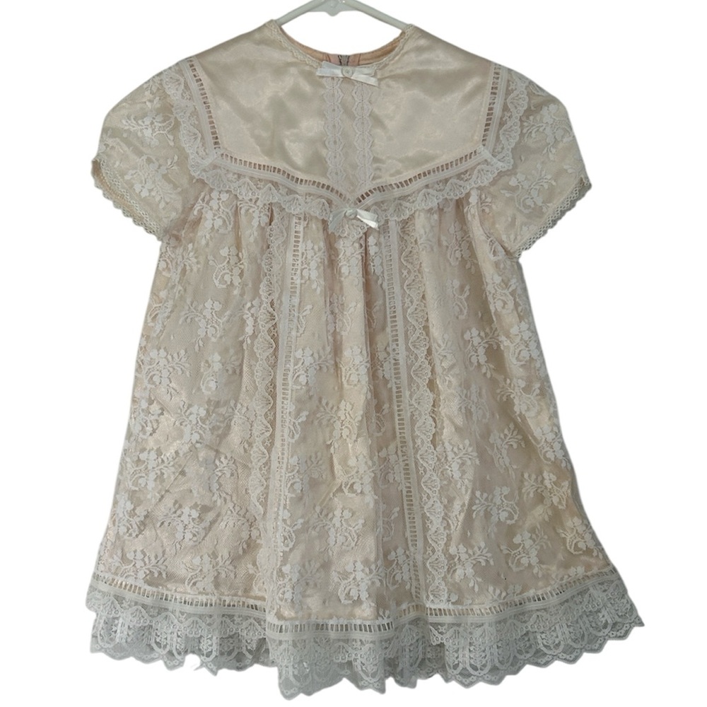 Jessica McClintock Gunne Sax Size 4T Dress. Peach with‎ white lace. Back zipper.